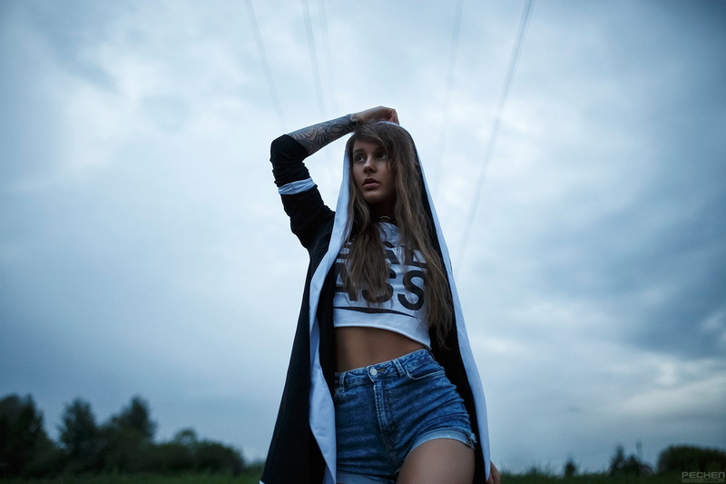 Sveta Statham, women, hoods, T-shirt, Ura Pechen, 1080P, women outdoors, tattoo, jean shorts, Sveta Grashchenkova