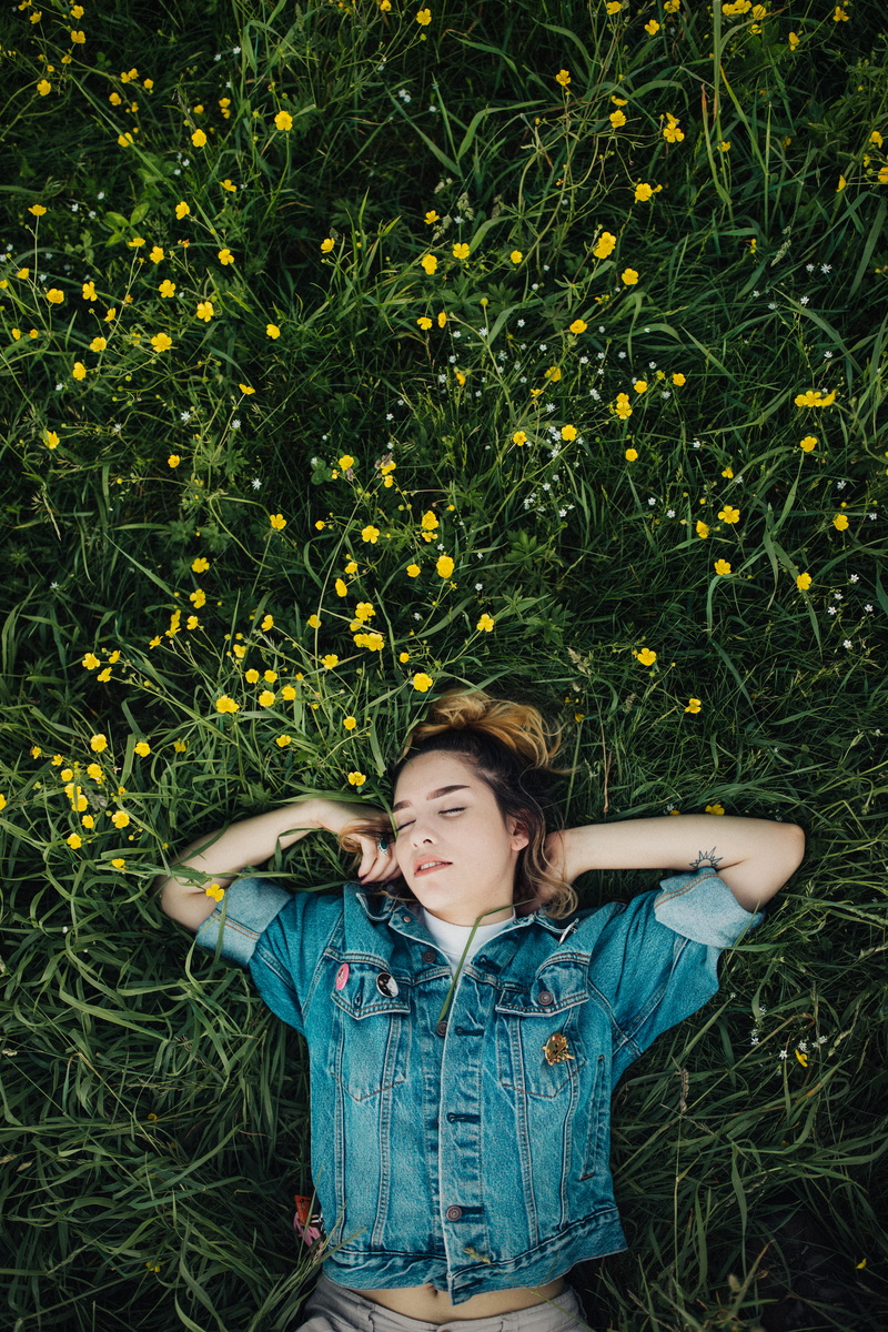 green, hands Behind Head, field, female, sunlight, tranquil Scene, caucasian Ethnicity, dreamlike, young Women, outdoor, adult, outdoors, meadow, brown Hair