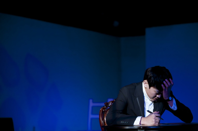 holding, arms, well-dressed, business person, table, men, head in hands, sitting, blue, left, behind, emotion, pen, front view, indoors, using, adult, monologue