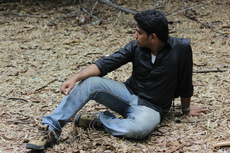 men, ground, blue, front view, sitting, one person, looking, 1080P, full length, casual clothing, relaxation, black, real people, man, young adult, waiting
