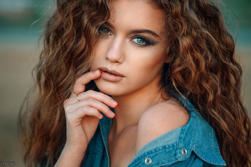 women, face, eyeshadow, closeup, blue eyes, jean shirt, Alina Zaslavskaya, women outdoors, bokeh, 1080P, wavy hair, brunette, finger on lips, Evgeny Freyer