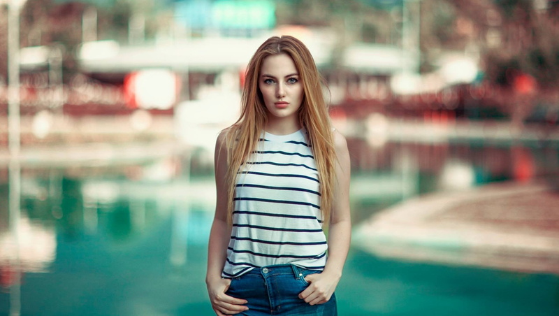 portrait, 1080P, standing, beautiful woman, teenager, blurred, model, focus on foreground, hairstyle, fashion, adult, looking at camera, looking at viewer
