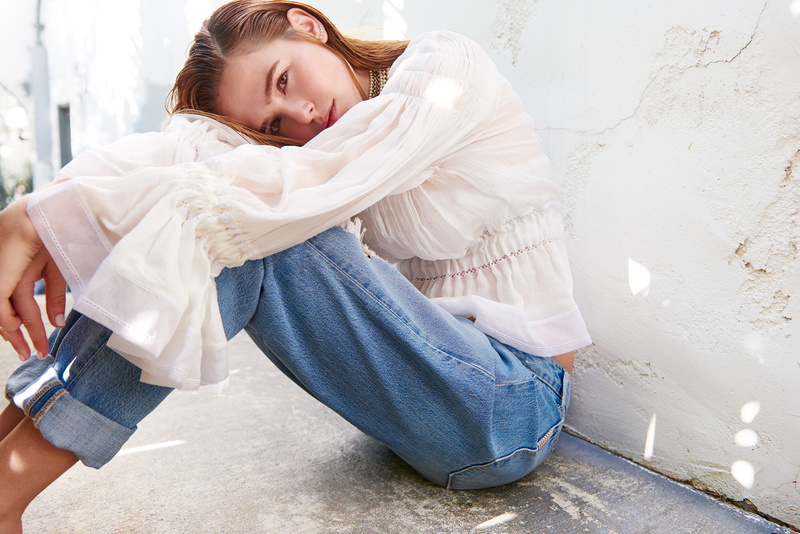 4K, looking at viewer, pale, women, celebrity, Zoey Deutch, brunette, green eyes, women indoors, sitting, on the floor