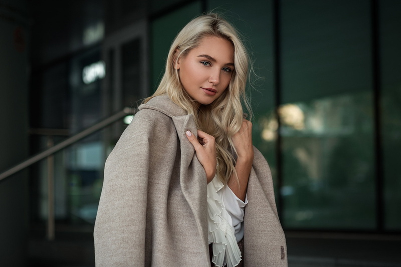 one person, grey coat, beautiful woman, lifestyles, 1080P, blond hair, hairstyle, real people, looking at camera, long hair, waist up, contemplation, blonde