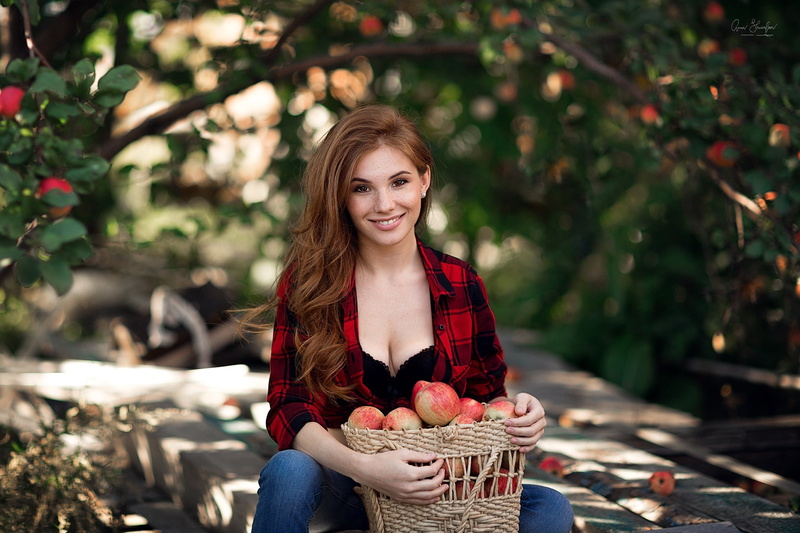 apples, Anna Shuvalova, beauty, bokeh, Anya Fedotova, basket, hairstyle, jeans, 1080P, model, sitting, smiling, pose, makeup, look, bra, freckles, the sun