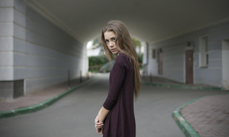 outdoors, young women, casual clothing, lifestyles, standing, 1080P, one person, hair, adult, architecture, architectural column, warm clothing, focus on foreground