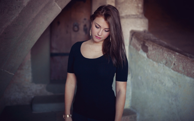 focus on foreground, young adult, front view, women, looking at camera, teenager, beauty, smiling, lifestyles, DAVALI Photography, real people, casual clothing