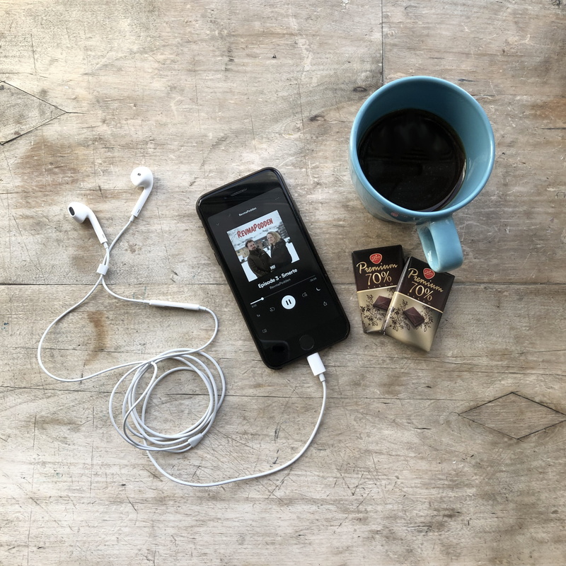 indoors, technology, drink, music, 2K, headphones, wooden table, wood, delicious, refreshment, coffee, cozy, iphone, mug, cup, table, chocolate, connection
