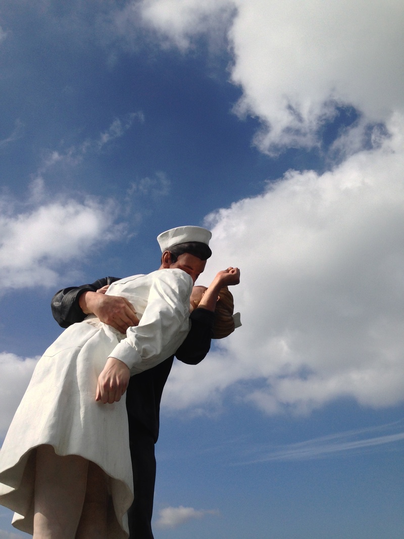 standing, 2K, sky, day, togetherness, women, nature, three quarter length, real people, leisure activity, kissing, men, love, daytime, young adult, war
