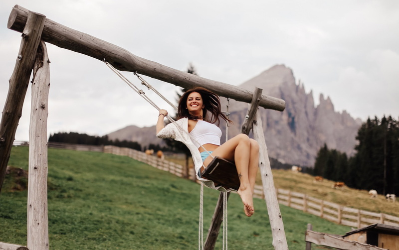 model, Barefoot, Looking Away, brunette, Women Outdoors, White Tops, women, Swings, David Olkarny, shorts, sitting, Aurela Skandaj, tattoo, short Shorts
