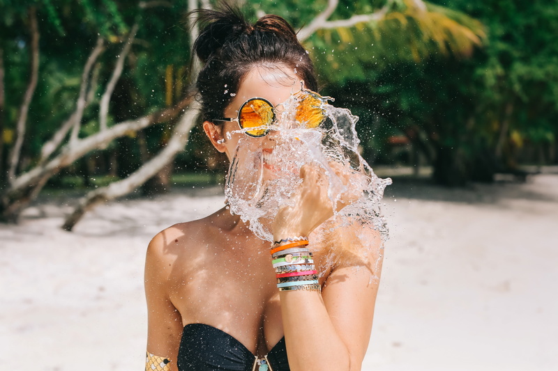 squirt, Bite of water, 5K, girl, glasses, David Olkarny, neckline