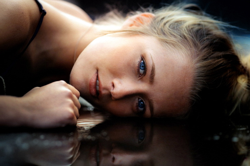 reflection, open mouth, portrait, looking at viewer, strap, mouth, close up, model, 1080P, photo, looking at camera, blue eyes, face, water, photographer