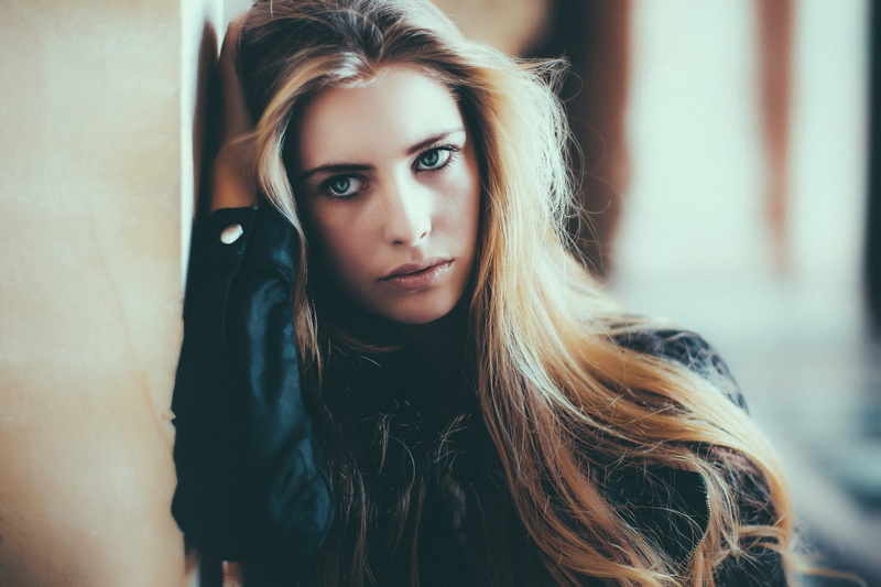 women face portrait blonde looking away hands on head david olkarny, 1080P