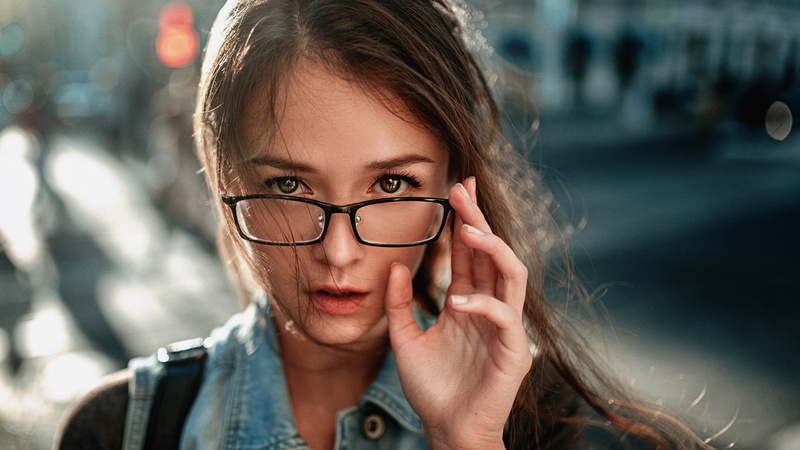 looking at camera, 1080P, glasses, one person, looking at viewer, eyeglasses, women with glasses, offspring, body part, child, childhood, auburn hair