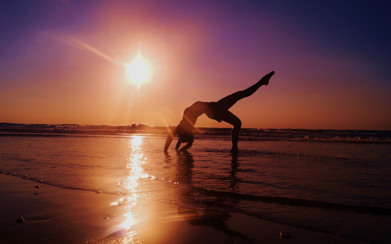 silhouette, water, people, leisure activity, stretching, lens flare, 2K, sea, beach, sunlight, nature, human arm, full length, sunset, sky, outdoors, lifestyles