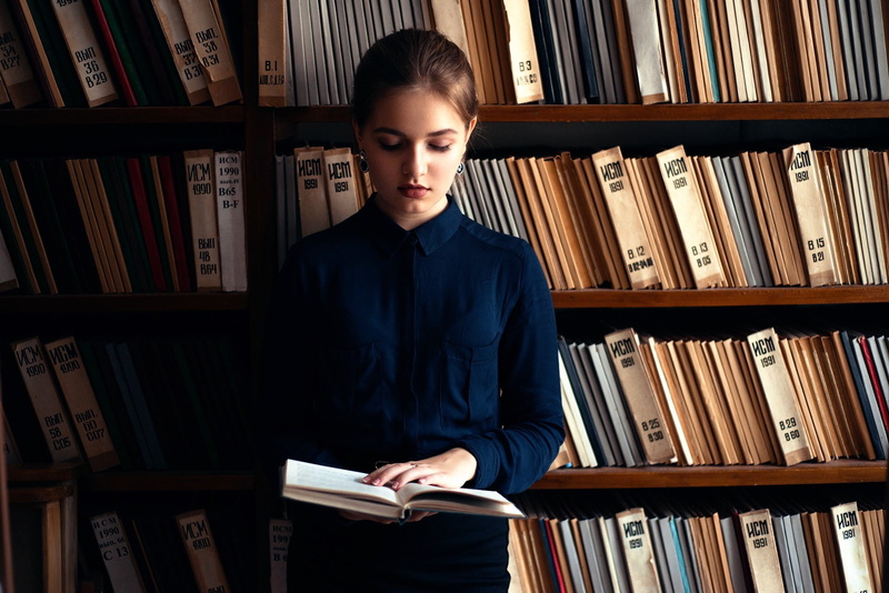 shelf, studying, education, indoors, choice, 1080P, Maks Kuzin, literature, one person, blue shirt, young adult, adult, front view, library, bookshelf