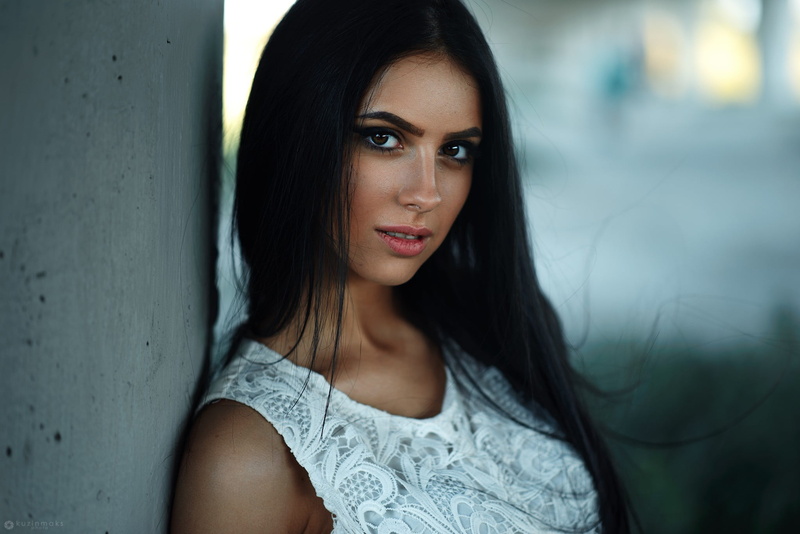 hair, young adult, contemplation, adult, brown eyes, young women, black hair, front view, lifestyles, dark hair, long hair, real people, looking at viewer