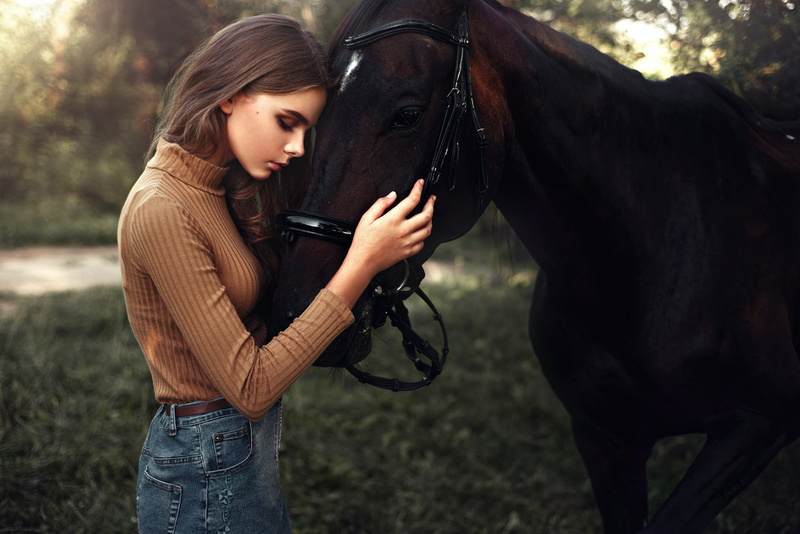 hairstyle, sweater, women with horse, mammal, domestic, long hair, domestic animals, one animal, hair, model, vertebrate, 1080P, livestock, young women