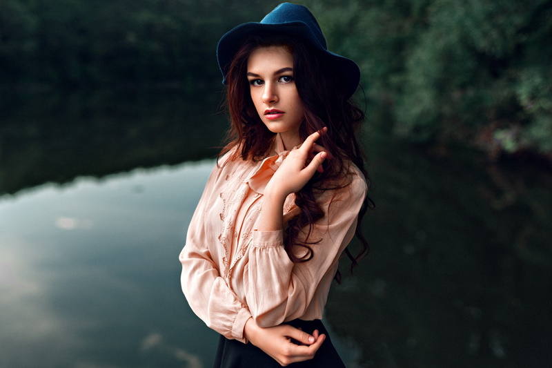 women outdoors, hat, brown eyes, long hair, millinery, women, redhead, looking at viewer, 1080P, depth of field, shirt, auburn hair, model, curly hair