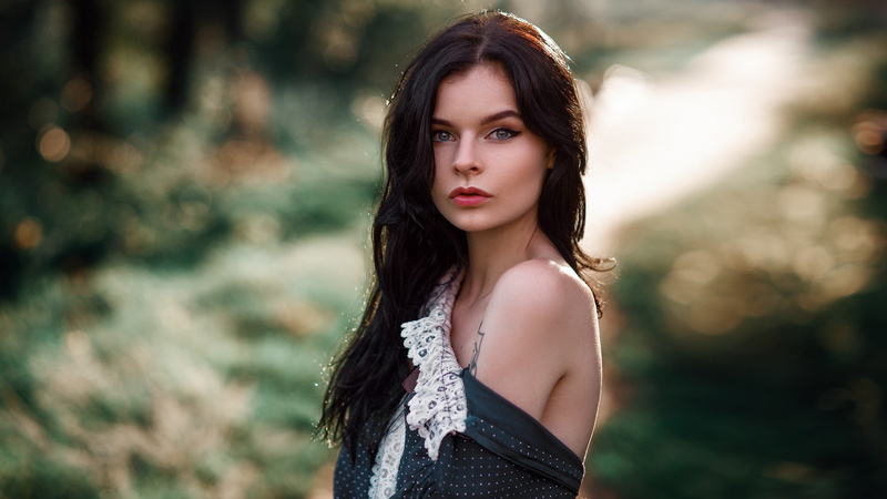skinny, brunette, face, women outdoors, tattoo, women, Maks Kuzin, 1080P, depth of field, eyeliner, portrait, blue eyes
