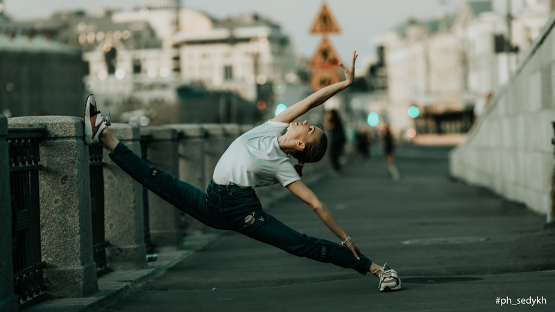 Dmitry Sedykh, jeans, flexible, outdoors, side view, brunette, 2K, sneakers, splits, T-shirt, women outdoors, women, ponytail, arched back, street, profile
