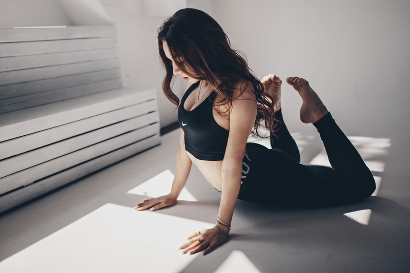 indoors, exercising, on the floor, necklace, depth of field, barefoot, leggings, long hair, women, profile, exercise, belly, black clothing, women indoors