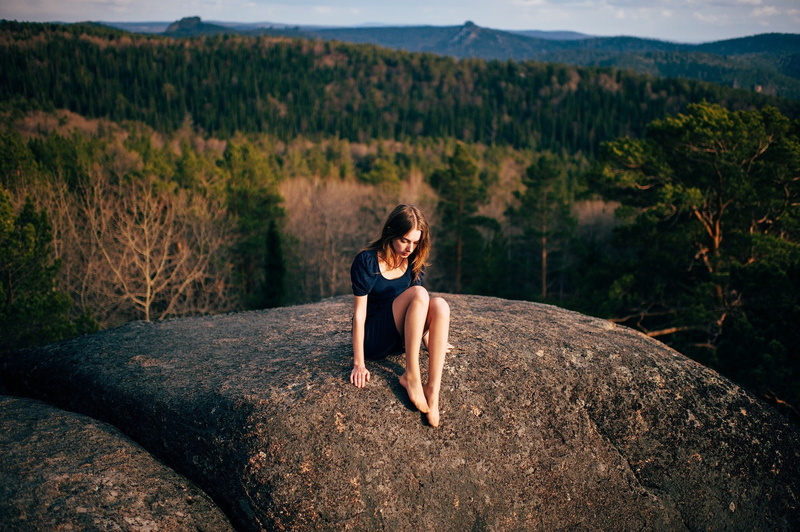 mountain, one person, long hair, dress, sitting, young women, beauty in nature, auburn hair, leisure activity, legs, barefoot, tree, outdoors, Marat Safin