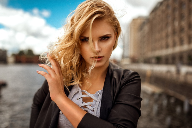 curly hair, women outdoors, blonde, Carla Sonre, touching hair, Miro Hofmann, women, depth of field, black jackets, 1080P