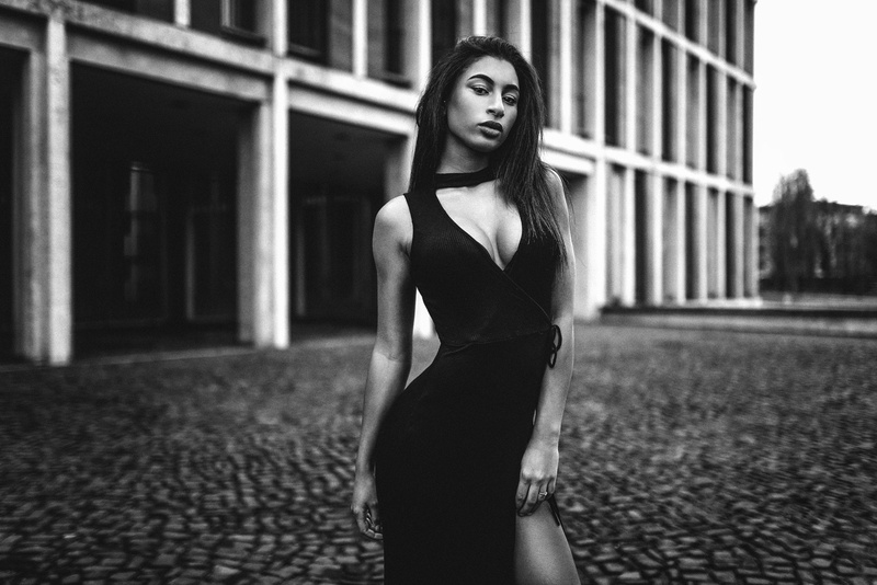 monochrome, women outdoors, women, depth of field, Miro Hofmann, 1080P, tanned, black dress, cleavage