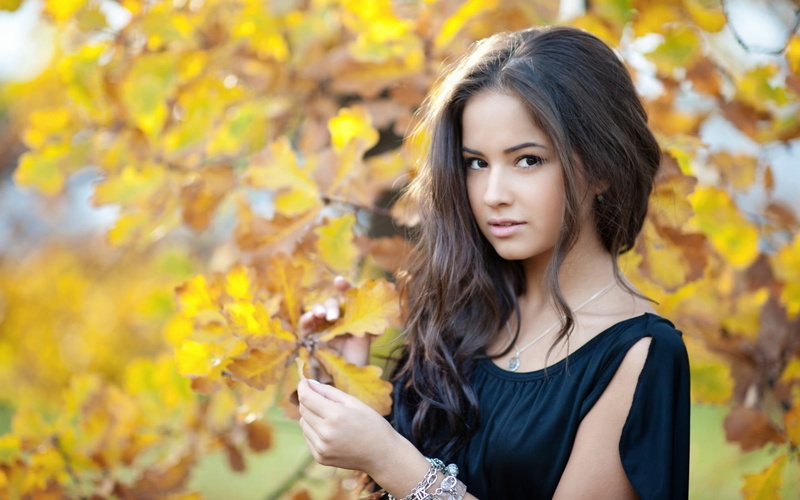necklace, human Hair, yellow, looking at viewer, beautiful, hair, open mouth, nature, people, autumn, springtime, casual clothing, standing, happiness