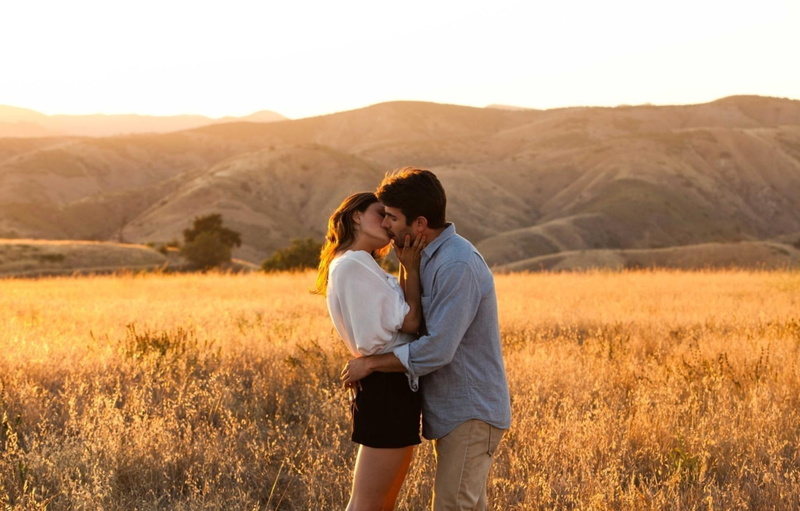 young Adult, embracing, family, heterosexual Couple, vacations, beauty, non-urban scene, leisure Activity, beautiful, Tonkin, sunlight, kiss, caucasian Ethnicity