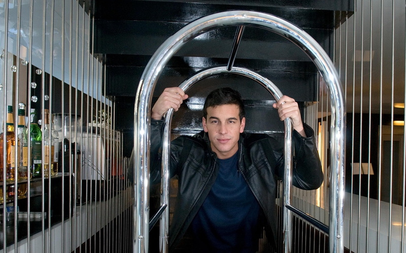 black, smiling, actor, aggression, standing, leisure activity, s, real people, portrait, people, celebrity, young Adult, men, mario casas, architecture