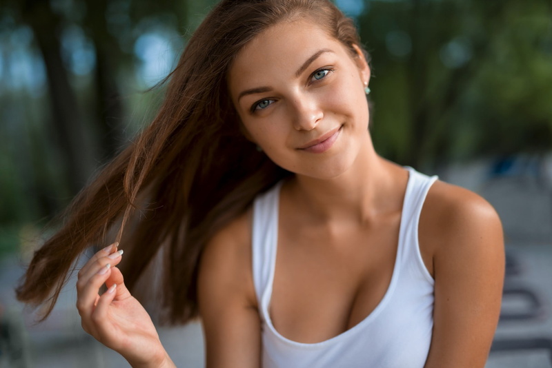 women, focus on foreground, no bra, Daria Honcikova, brunette, hair, long hair, human hair, portrait, smiling, blue eyes, young adult, beauty, brown hair