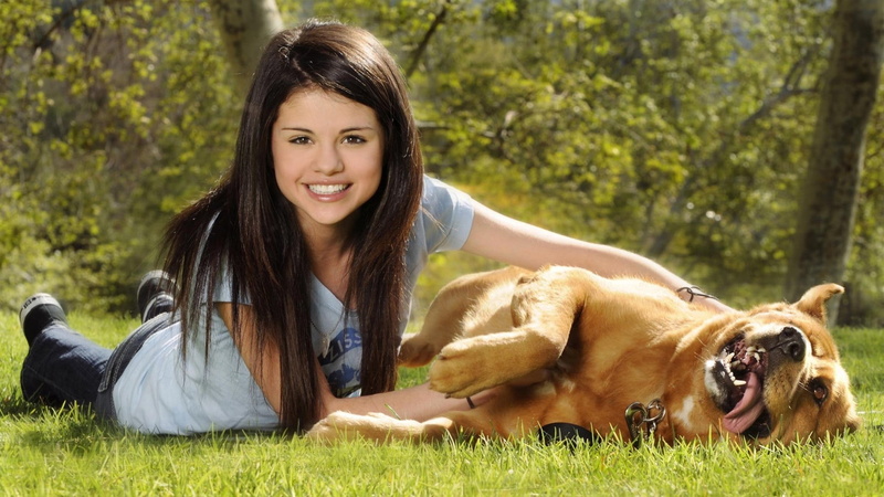 pet owner, beautiful woman, grass, celebrity, domestic animals, Selena Gomez, plant, leisure activity, happiness, mammal, one animal, domestic, 1080P