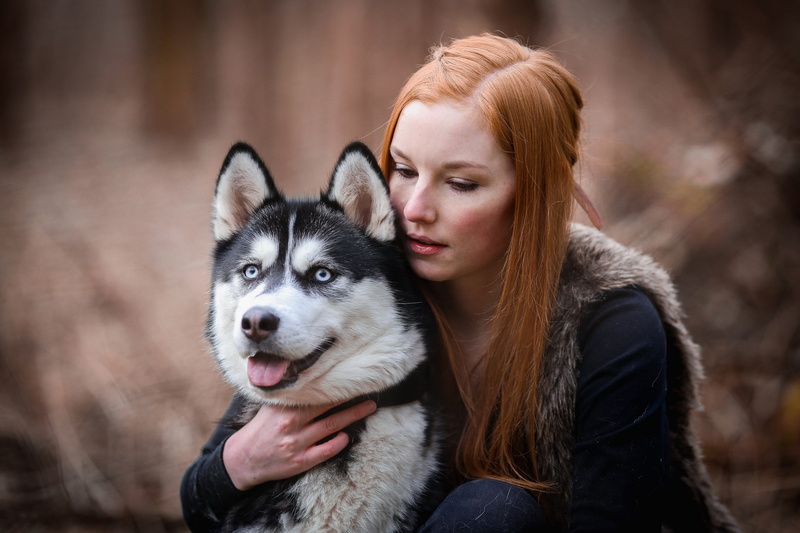domestic, focus on foreground, portrait, warm clothing, women, pet owner, dog, headshot, leisure activity, 1080P, young adult, day, face, beautiful woman