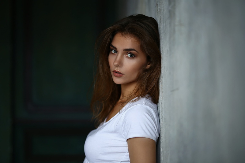 hairstyle, lifestyles, women, face, beauty, white clothing, young women, hair, standing, adult, 1080P, leisure activity, brown hair, young adult, beautiful woman