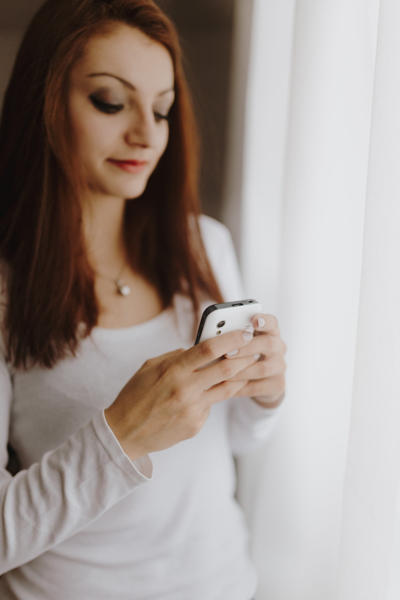 using, one person, mobile, leisure activity, cellphone, hairstyle, adult, portable information device, long hair, caucasian, lifestyles, young women, smartphone
