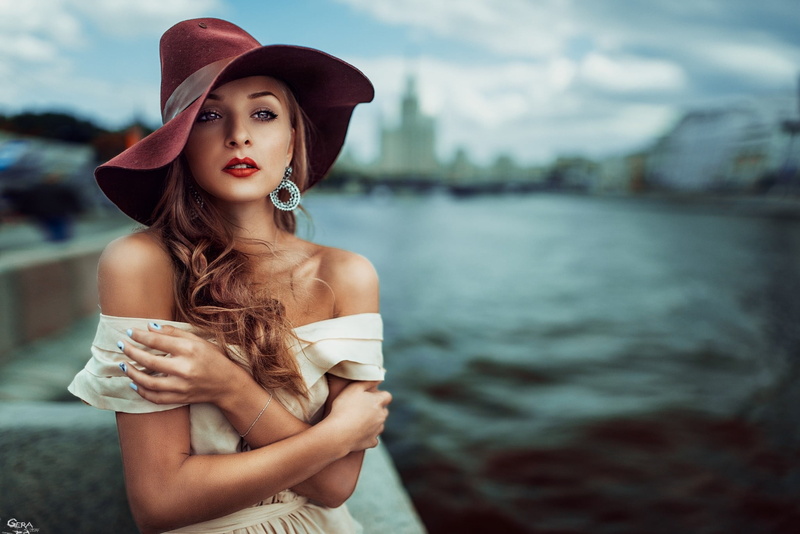 sun hat, looking at camera, water, millinery, outdoors, 1080P, adult, women, young women, real people, hair, lifestyles, off shoulder, red lipstick, hairstyle