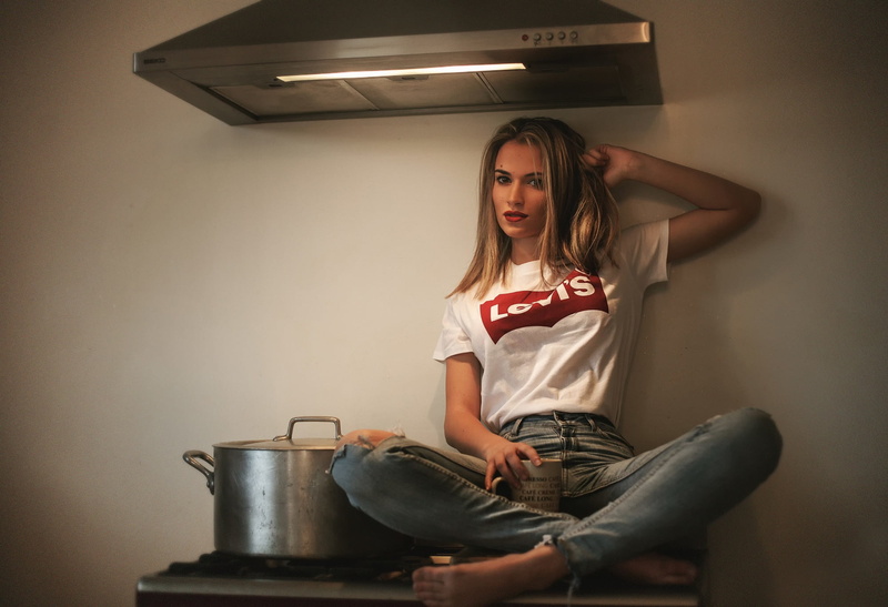 young adult, hairstyle, women, legs crossed, Levis, model, wall - building feature, sitting, 1080P, contemplation, domestic room, leisure activity, kitchen