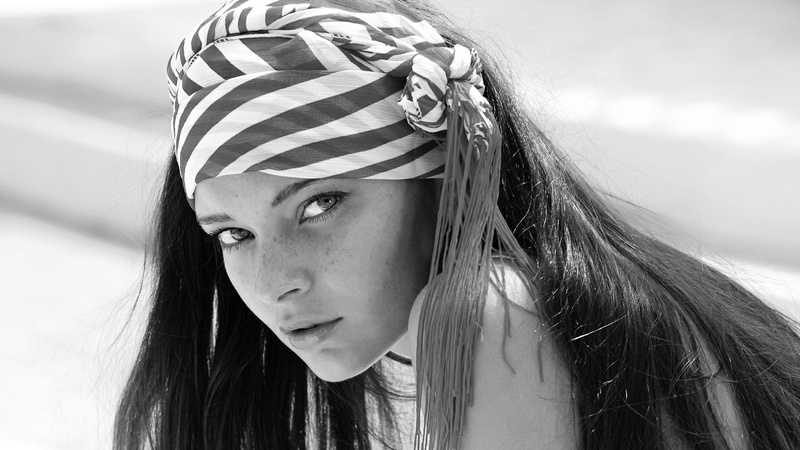 women, one person, contemplation, long hair, looking, lifestyles, real people, headshot, child, 1080P, looking at camera, hairstyle, front view, beautiful woman