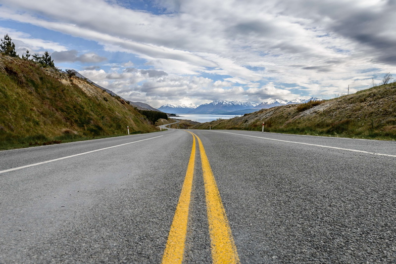 diminishing perspective, no people, vanishing point, road trip, mountain, cloudy sky, outdoors, the way forward, surface level, lake, curves, markings