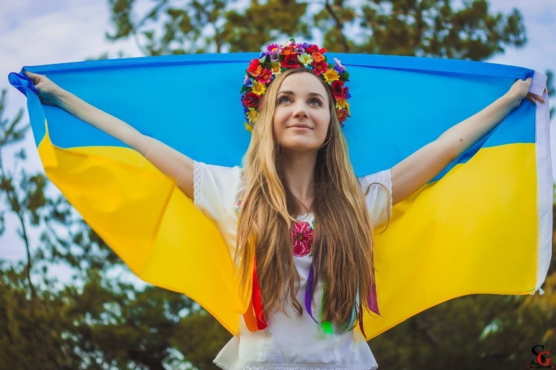 real people, happiness, one person, outdoors, young adult, beauty, arms up, nature, model, flag, leisure activity, human arm, hairstyle, beautiful woman