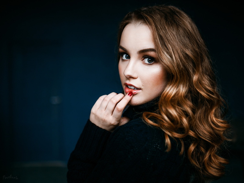 wavy hair, Ivan Proskurin, 500px, blonde, women, 1080P, Julia Tavrina, sweater, red nails, looking at viewer, model, portrait, finger on lips, face