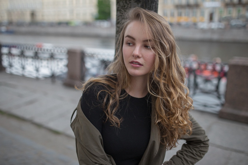 curly hair, women, depth of field, face, Ivan Proskurin, long hair, looking away, blonde, Julia Tavrina, model, 1080P, women outdoors, urban, grey coat