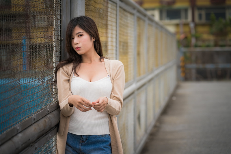 jeans, looking, Asian, day, casual clothing, three quarter length, one person, built structure, beauty, lifestyles, real people, 2K, leisure activity