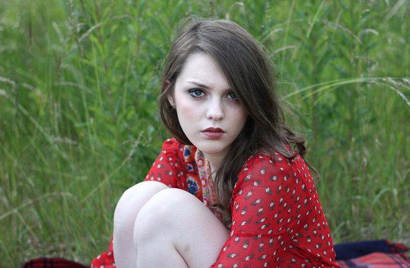 young adult, portrait, contemplation, focus on foreground, young women, floral, nature, women, background, land, front view, day, lifestyles, s, hairstyle