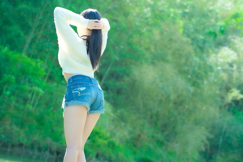 young women, human limb, black hair, standing, jean shorts, women, lifestyles, clothing, adult, nature, day, focus on foreground, Japanese women, arms raised