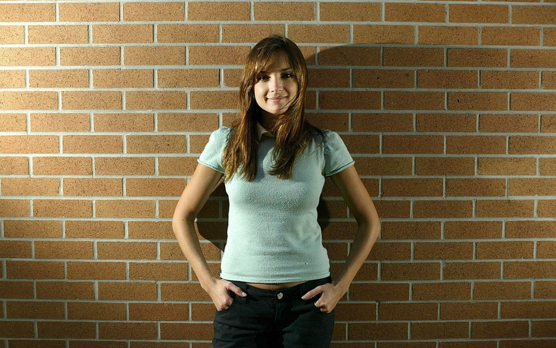 long hair, wall, hands in pockets, Rachael Leigh Cook, looking at viewer, women, smiling, 1080P