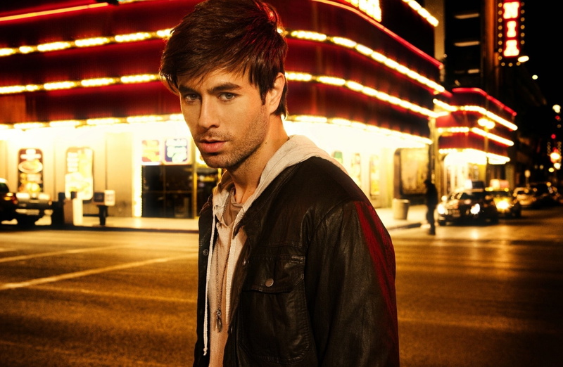 focus on foreground, one person, iglesias, 1080P, standing, leisure activity, lifestyles, Enrique Iglesias, young adult, young men, contemplation, looking