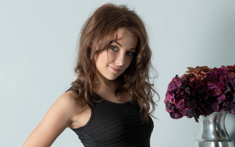 young adult, young women, disheveled hair, beauty in nature, plant, women, indoors, one person, look, flower head, brown hair, vase, cutie, beautiful woman